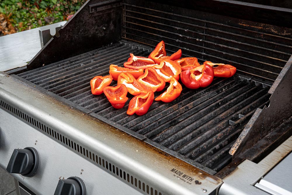 Paprika und Chili grillen