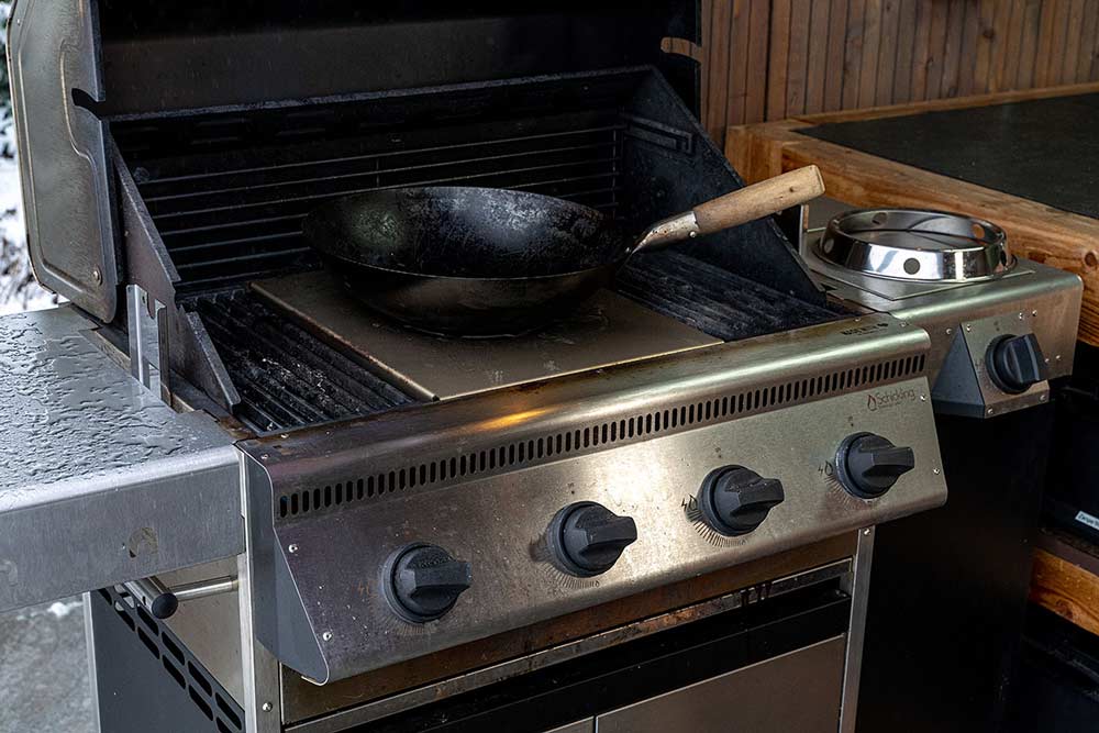 Wok-Auflage einsetzen