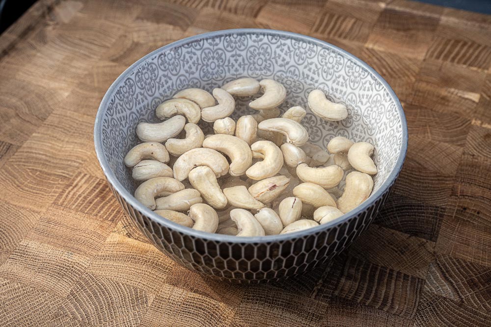 Alle oben angegebenen Zutaten für die Basilikumcreme bereitstellen und 
                    anschließend die Cashewkerne ca. 15 min in heißem Wasser einweichen.