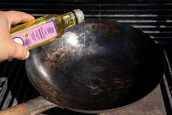 Wok aufheizen und Öl hinzugeben.