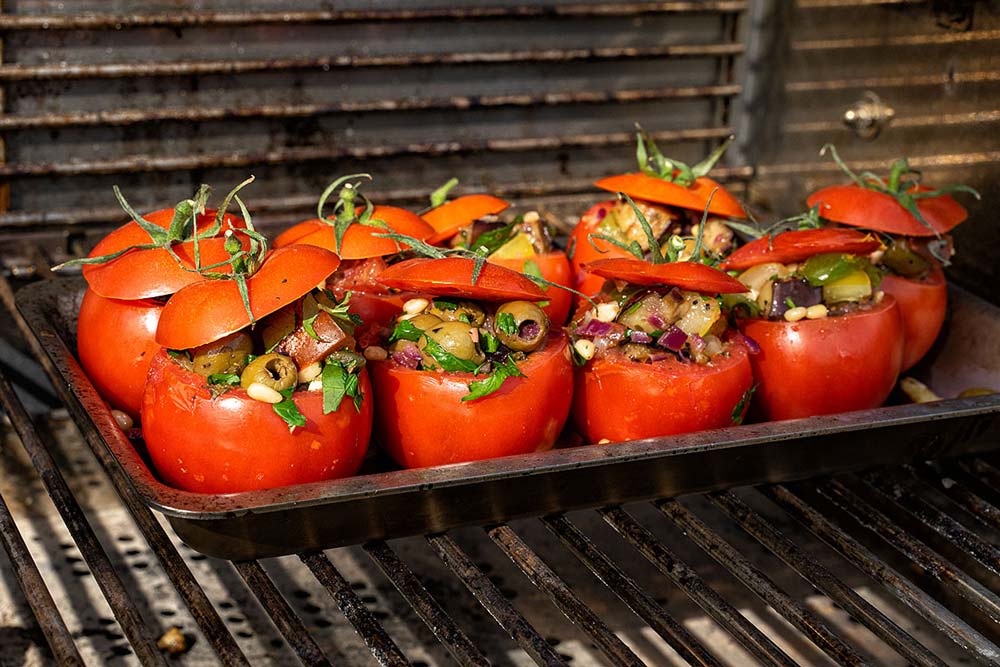 Gefüllte Tomaten in der Grillschale XL