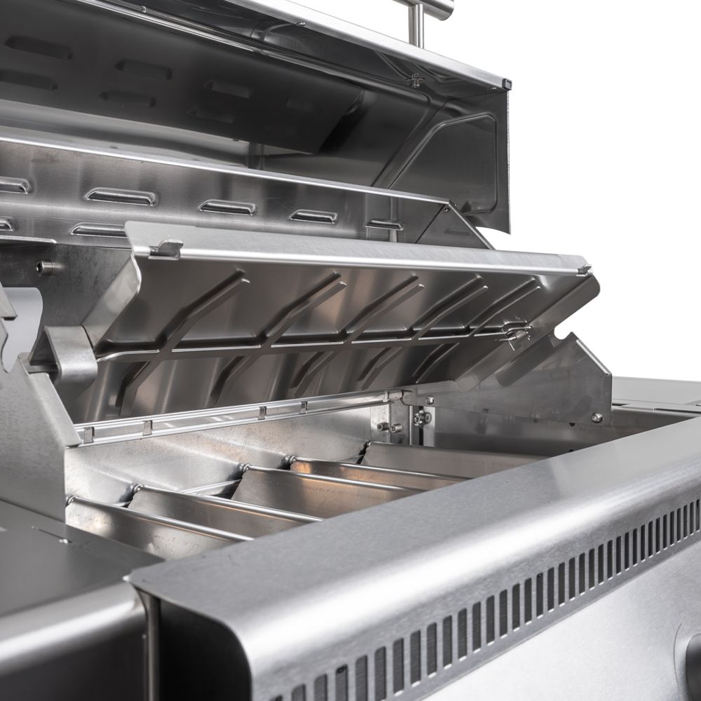 Das Flammlachsbrett wird eingehängt und fixiert