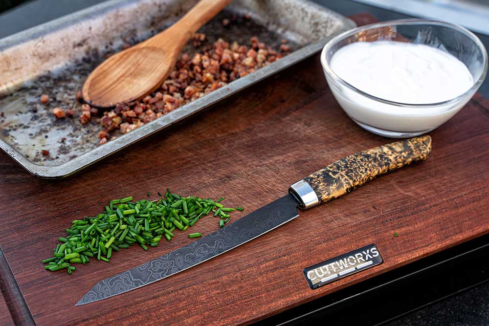 Speckwürfel, saure Sahne und Schnittlauch für Folienkartoffel