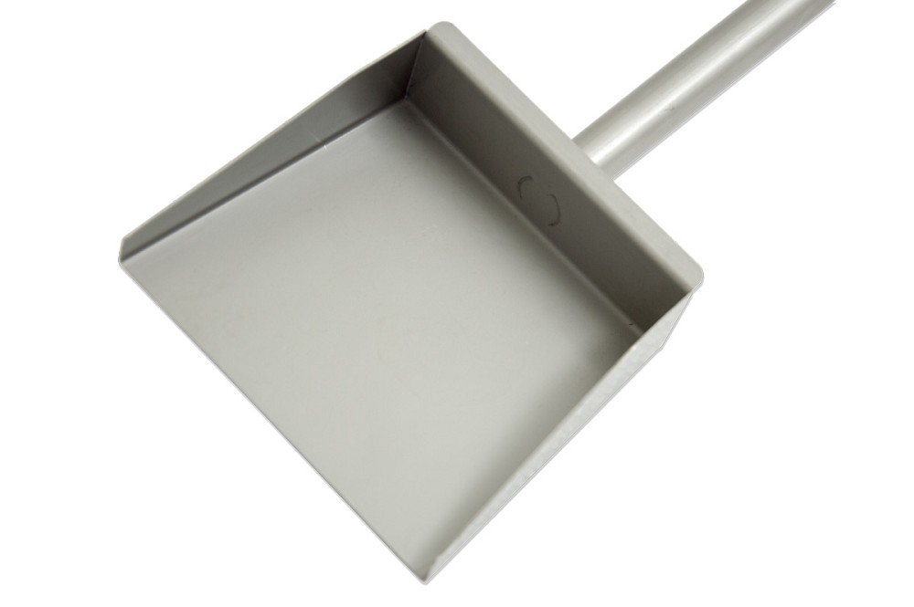 Die Kohleschaufel ist 42 cm lang und wiegt 250 Gramm