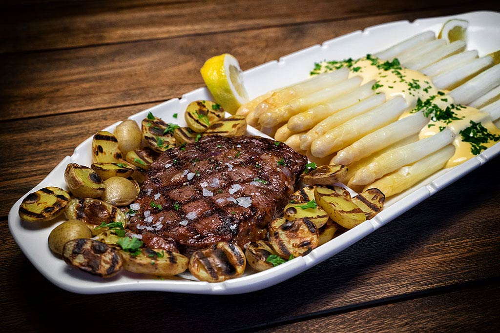 Rezept: Ribeye Steak an weißem Spargel und Drillingen