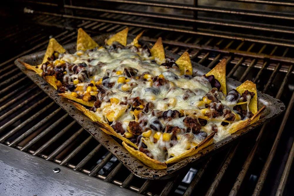 Die Grillschale XL kann direkt auf das Rost gestellt werden