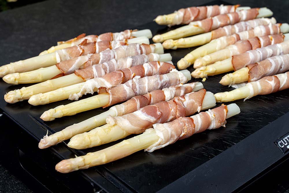 Spargel in Speck einwickeln