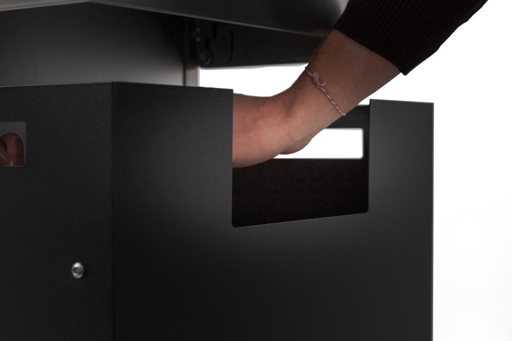 Praktische Öffnung erlaubt die Bedienung der Gasflasche