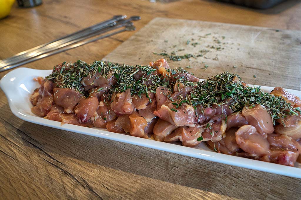 Hähnchenspieße (Pfaffenschnittchen) im Speckmantel mit Pesto Bild 7