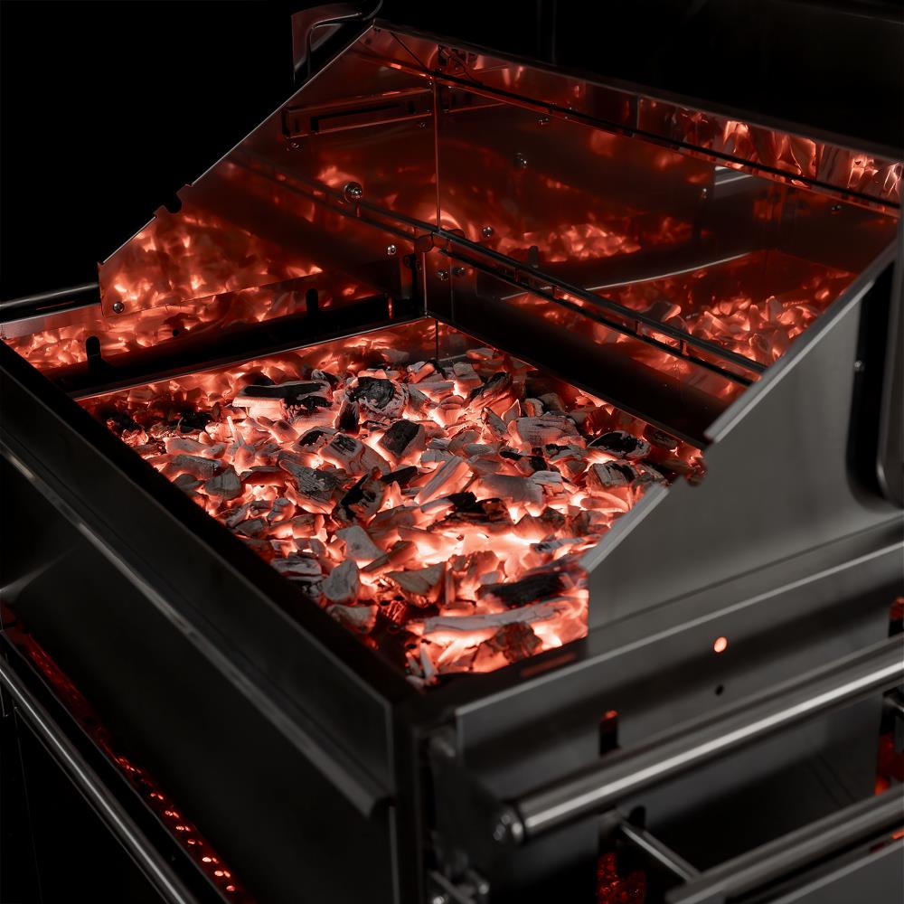 Glühende Kohlen in der robusten Kohlewanne aus Edelstahl