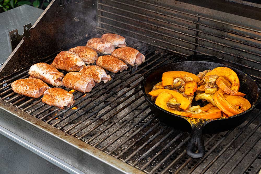 Pollo Fino von beiden Seiten über direkter Hitze scharf anbraten