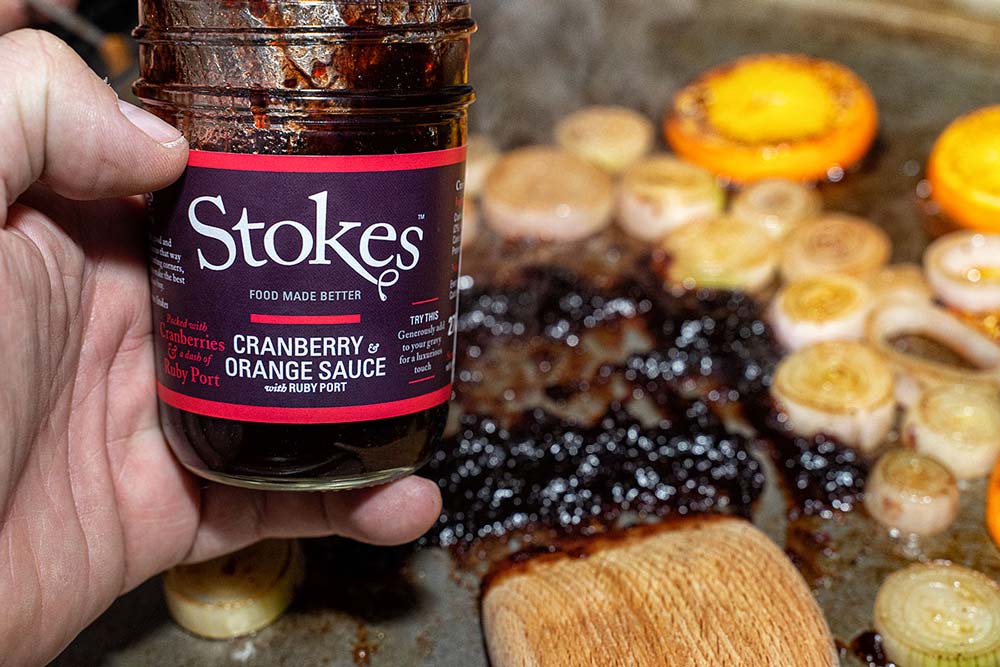 2-3 EL Stokes Cranberry-Orange-Sauce hinzufügen und ggf. mit Salz und Pfeffer nachwürzen.