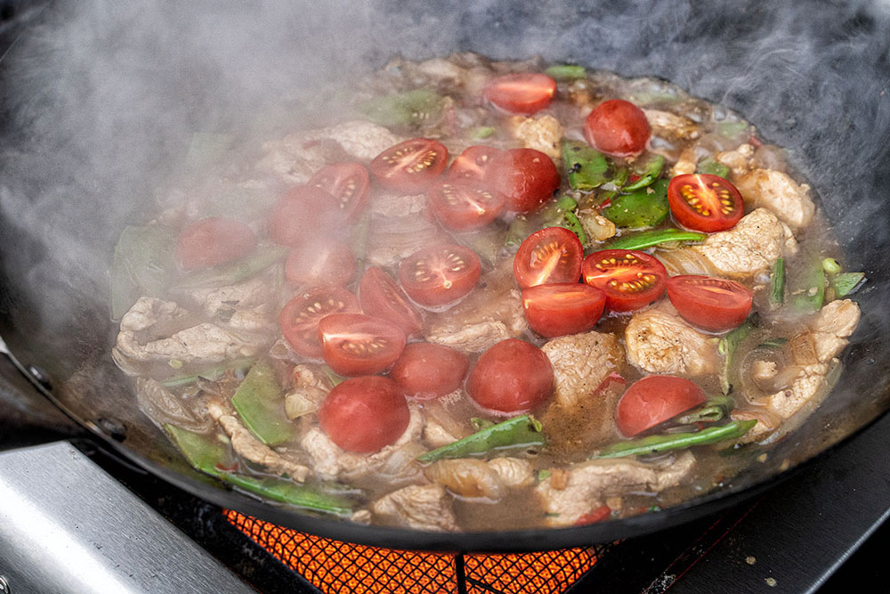 Ganz zum Schluss die halbierten Cocktailtomaten unterheben und servieren.