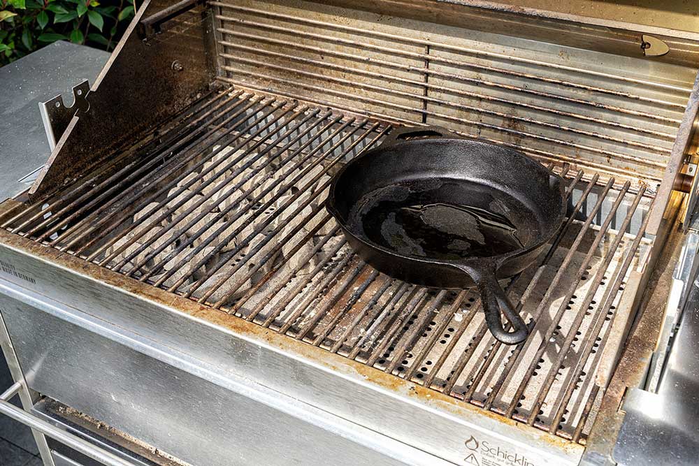 Holzkohle von Greek Fire im Edelstahl Anzündkamin entzünden