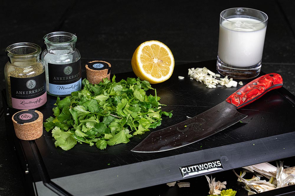 Koriander und Knoblauch zerkleinern