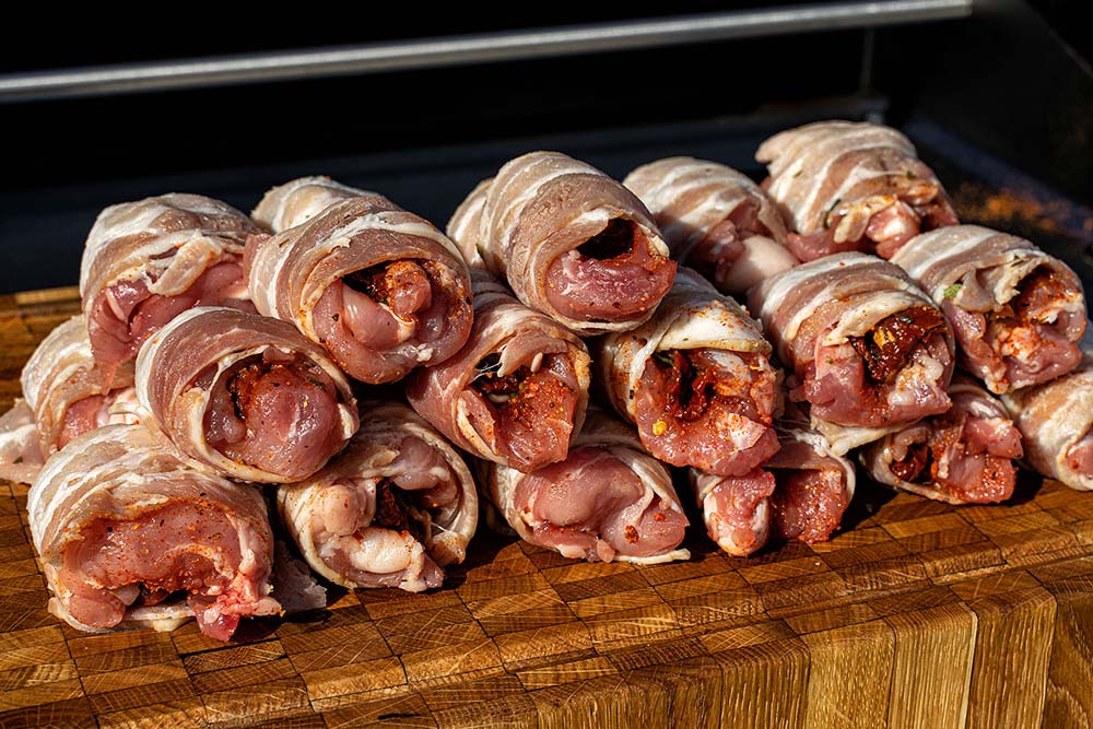 Die Kachelfleischröllchen wickeln.