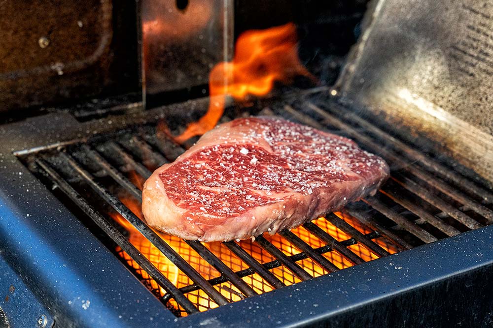 Kurz vor dem Grillen bestreuen wir das Steak großzügig mit Salzflocken. Wir grillen das Steak nun ca. 45 - 60 Sekunden auf dem Infrarotbrenner 'Burner' von beiden Seiten an.
