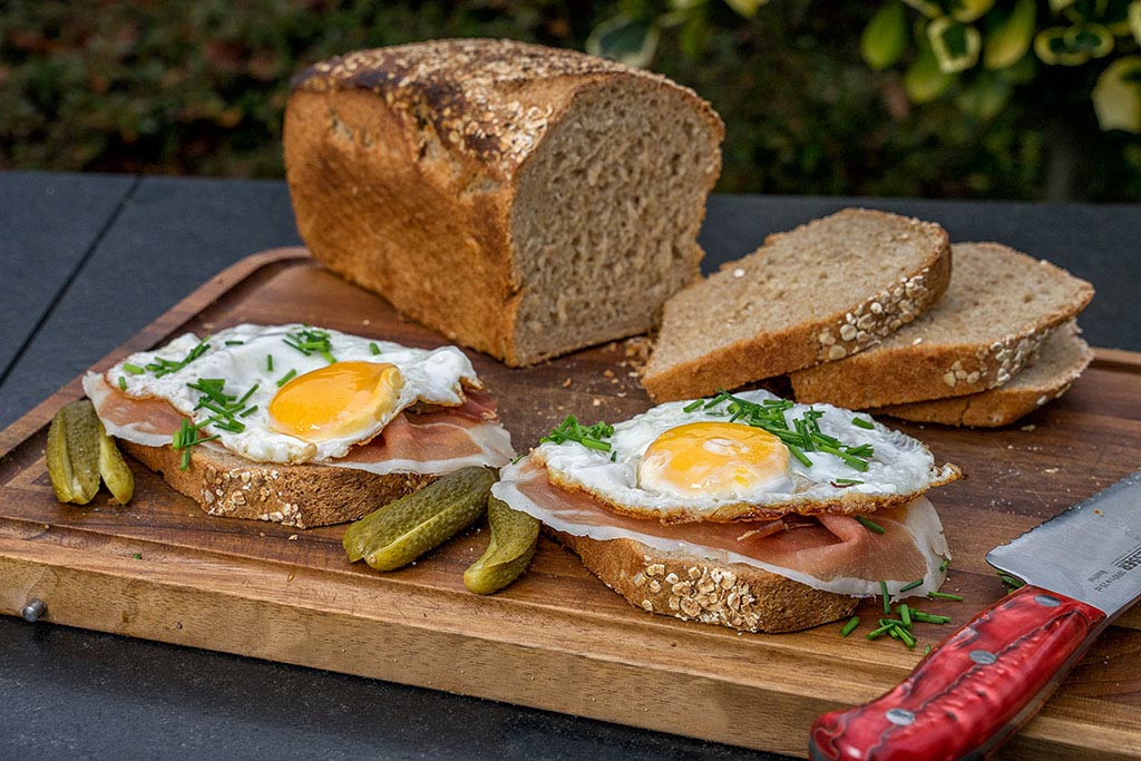 Das Endergebnis: Strammer Max mit selbstgebackenem Dinkelvollkornbrot