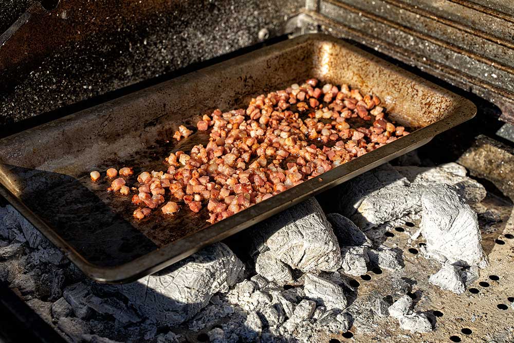 Speckwürfel in der Edelstahl Grillschale angrillen