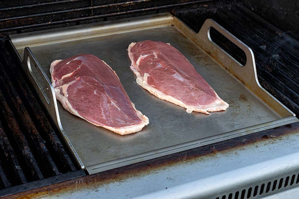 Entenbrust mit der Hautseite nach unten in die kalte Pfanne legen.