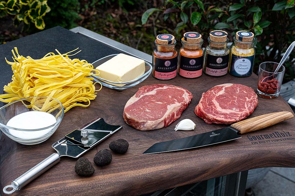 Tagliatelle mit Joghurt-Gewürzsauce sowie Buttersauce mit Trüffel und neuseeländischem Entrecôte