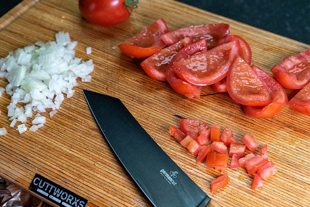Tomaten und Zwiebeln schneiden