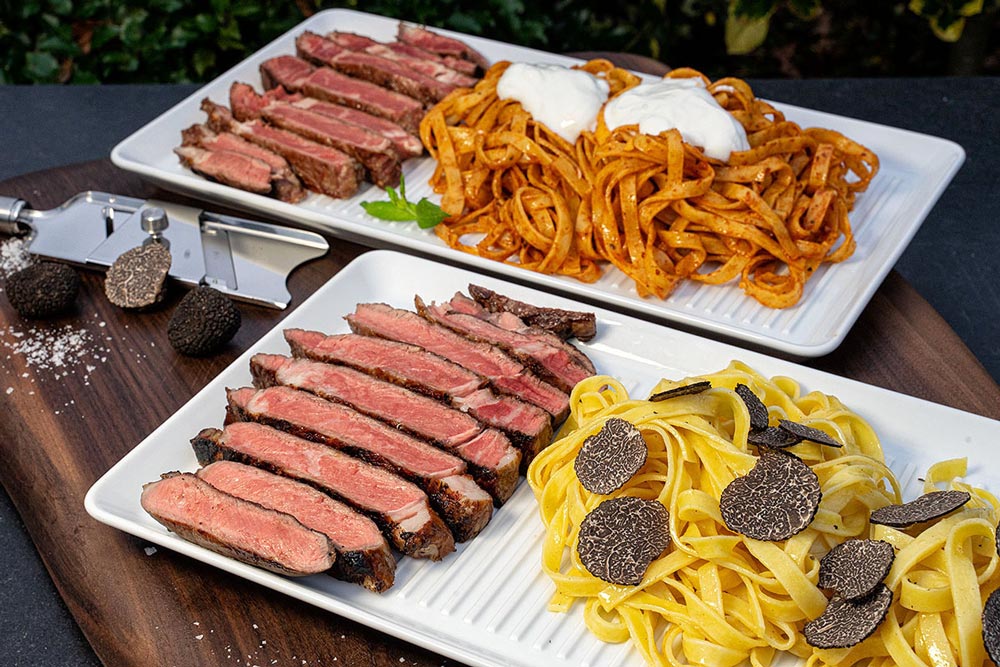 Das Endergebnis: Tagliatelle mit Joghurt-Gewürzsauce sowie Buttersauce mit Trüffel und neuseeländischem Entrecôte