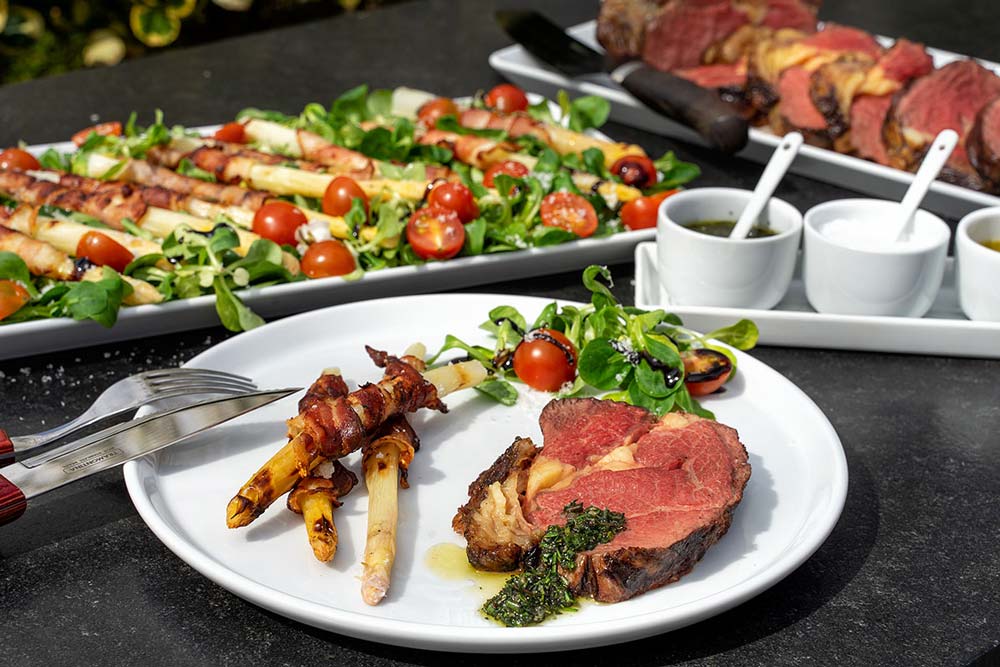 Charolais Roastbeef mit Spargel im Baconmantel