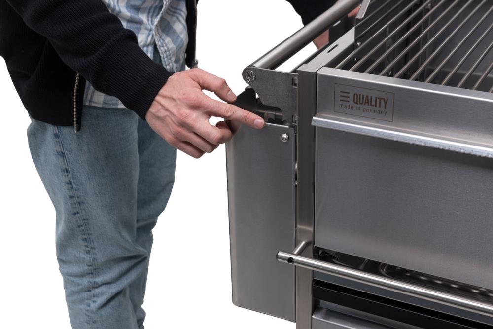 Unter dem Tisch befindet sich ein stabiler Griff