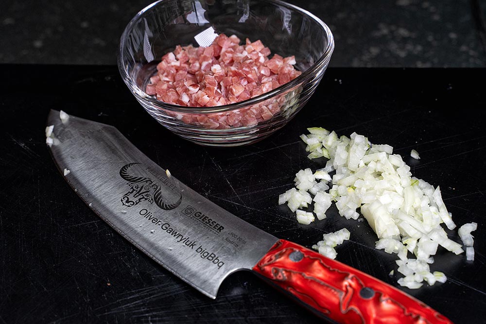 Speck und Zwiebeln schneiden
