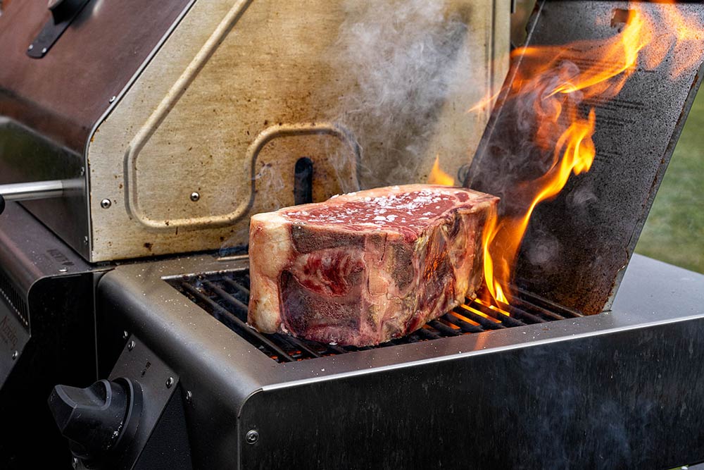 Dry Aged T-Bone Steak auf dem Keramikbrenner