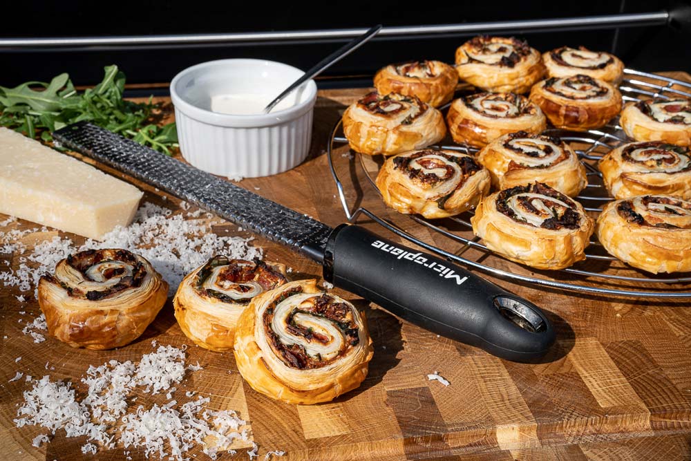 Blätterteig Grillen: Herzhafte Blätterteigschnecken vom Grill