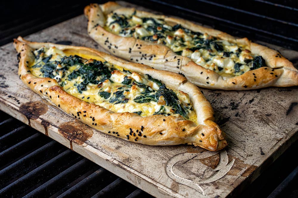 Fertige Pide mit Spinat-Schafskäse-Füllung