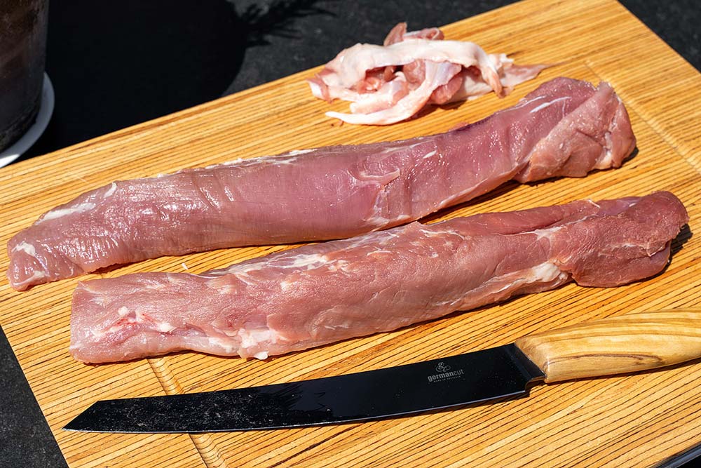 Zuerst befreien wir die Schweinefilets mit einem scharfen Messer vom Fett und Sehnen.