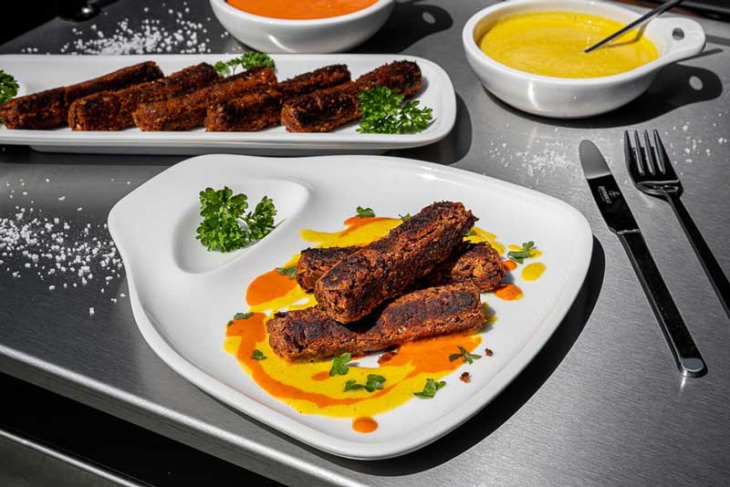 Vegetarische Cevapcici mit Paprikasauce