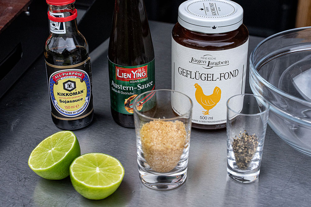 Für die Wok-Sauce die Sojasauce, Austernsauce, den Saft einer halben Limette, 
                    den braunen Zucker und den Geflügelfond verrühren, 
                    anschließend mit Pfeffer und klein geschnittenen Thai-Basilikum würzen.