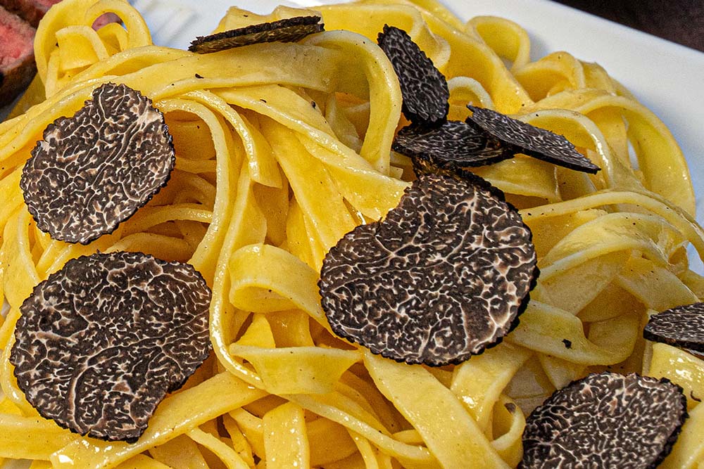 Joghurt und Trüffel hinzufügen