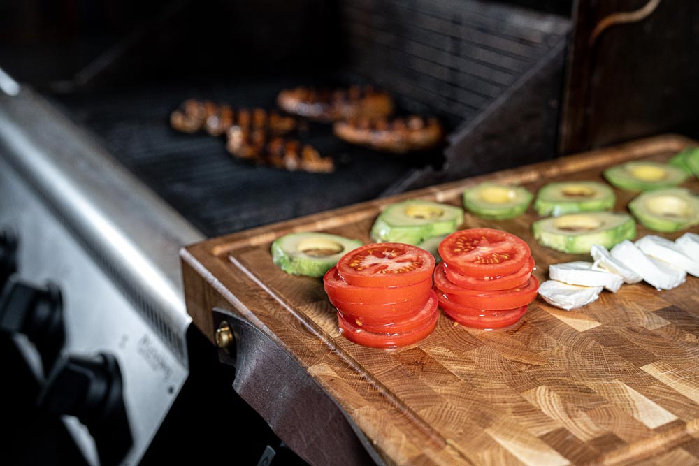 12 Scheiben Mozzarella, 8 Scheiben Tomaten und 8 Scheiben Avocado bereitstellen.