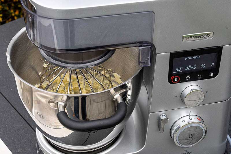 Mit einem Rührgerät oder einer Küchenmaschine die Butter leicht cremig schlagen.