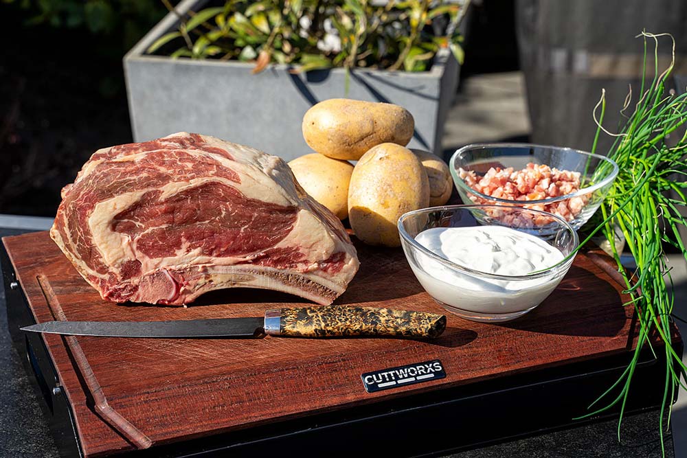 US Bone In Ribeye im Caveman Style mit Folienkartoffeln