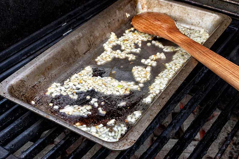 Schalotten anbraten in unserer Grillschale.