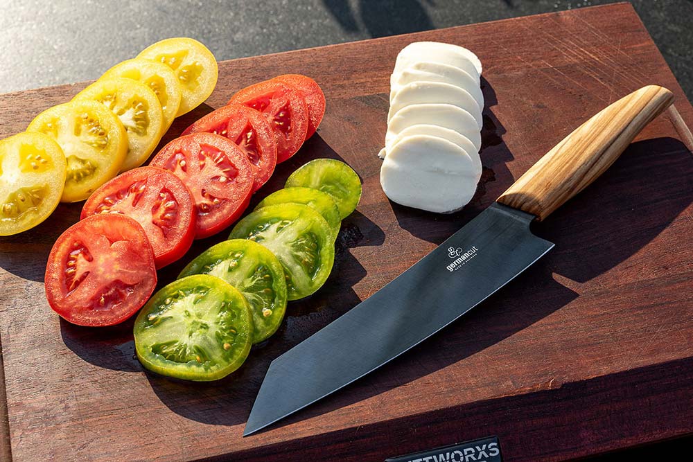 Mozzarella und Tomaten schneiden