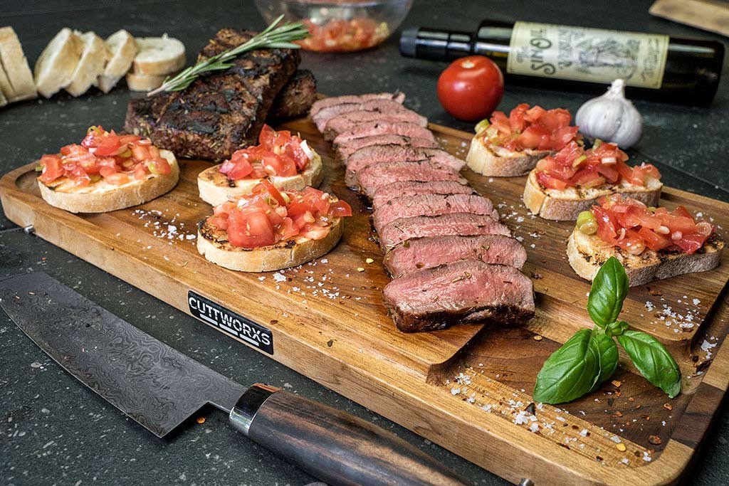 Grillrezept: Tomaten-Knoblauch-Bruschetta mit Lammlachs