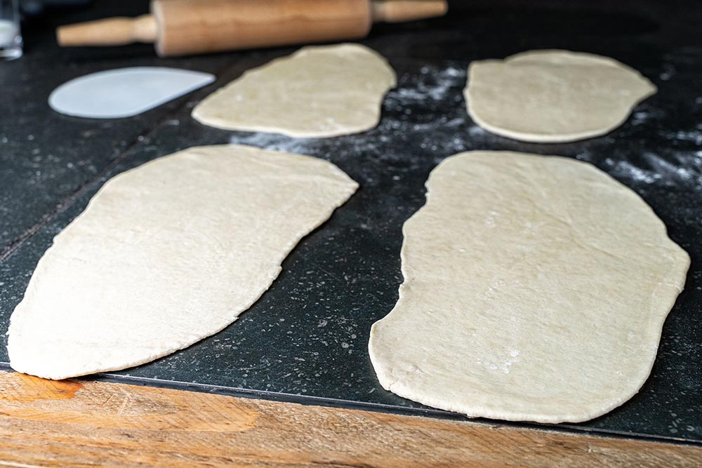 Teig für Pide ausrollen