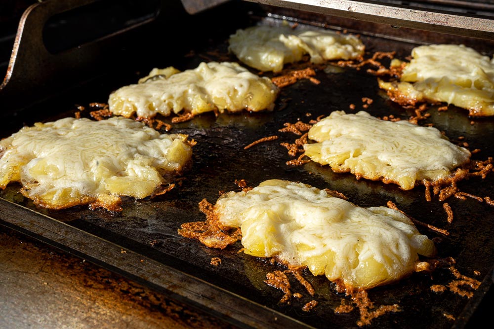 Würzen und Käse dazu