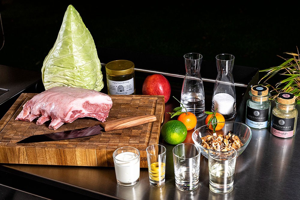 Spitzkohl-Walnuss-Apfel-Salat mit Iberico Koteletts