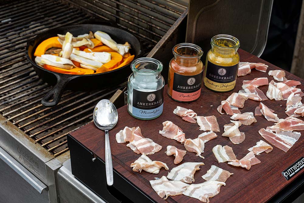 Bacon kleinschneiden, mit Salz, Paprika und Curry würzen