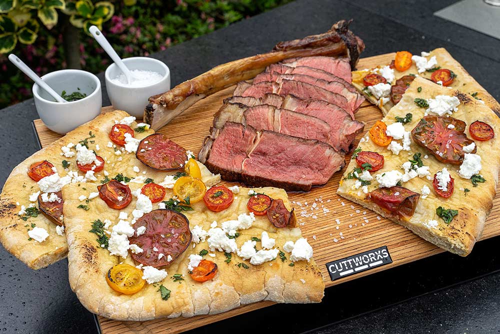 Irish Tomahawk Steak an Tomaten Focaccia mit Schafskäse und Kräutern