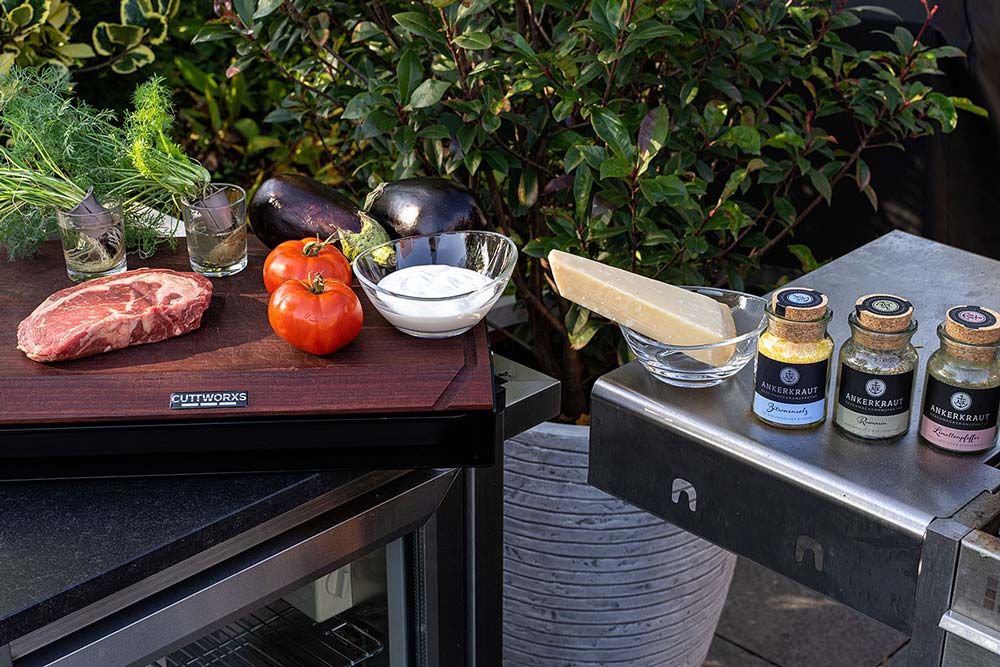 Entrecôte mit Parmesan-Chips und Tomaten-Auberginen-Taler