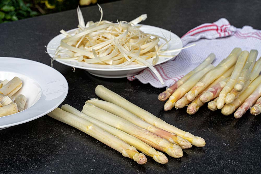 Spargel schälen